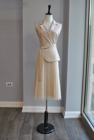BEIGE SWEATER DRESS WITH HIGHT NECK AND BACK PEEK A BOO