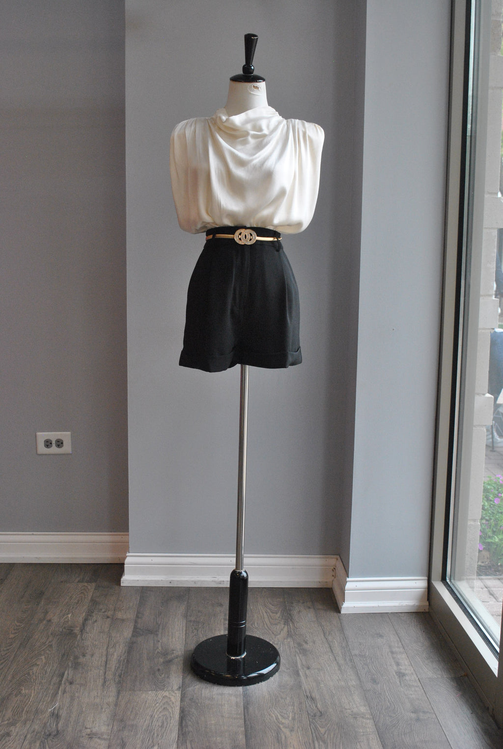 BLACK SHORTS WITH SIDE POCKETS