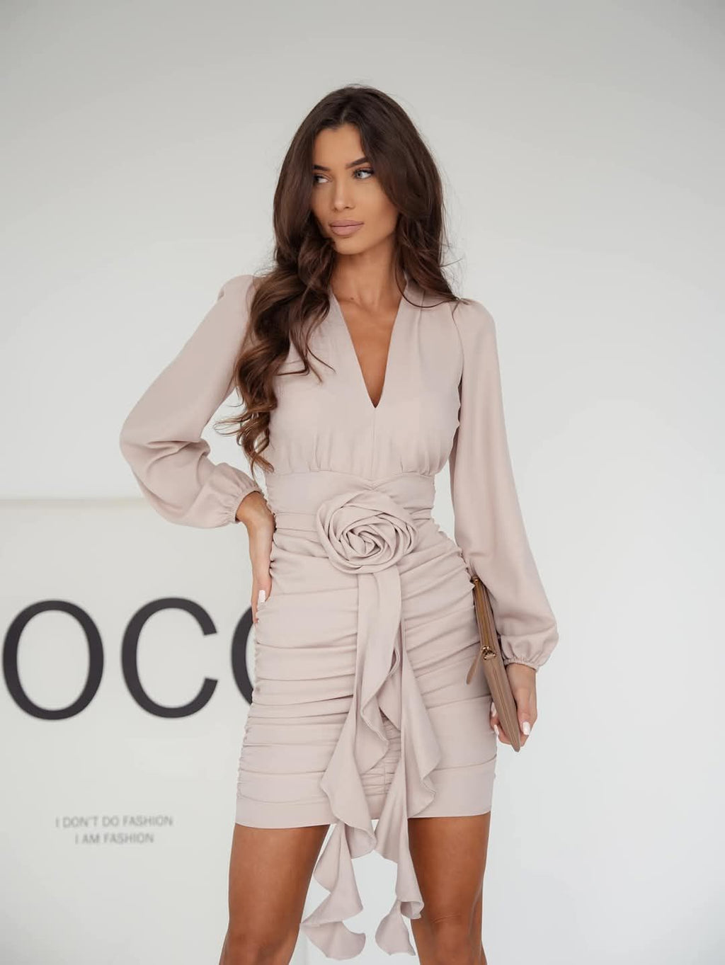 BEIGE MINI DRESS WITH RUSHING AND FLOWER BELT
