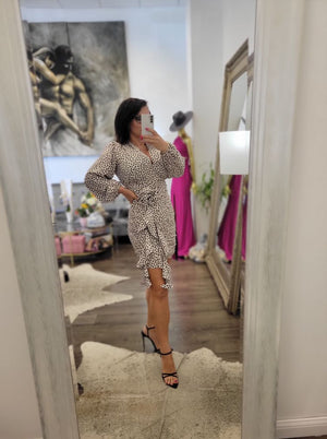BEIGE AND BLACK POLKA DOTS MINI DRESS WITH RUSHING AND A BELT