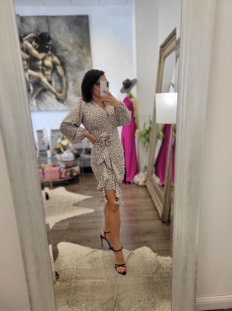 BEIGE AND BLACK POLKA DOTS MINI DRESS WITH RUSHING AND A BELT