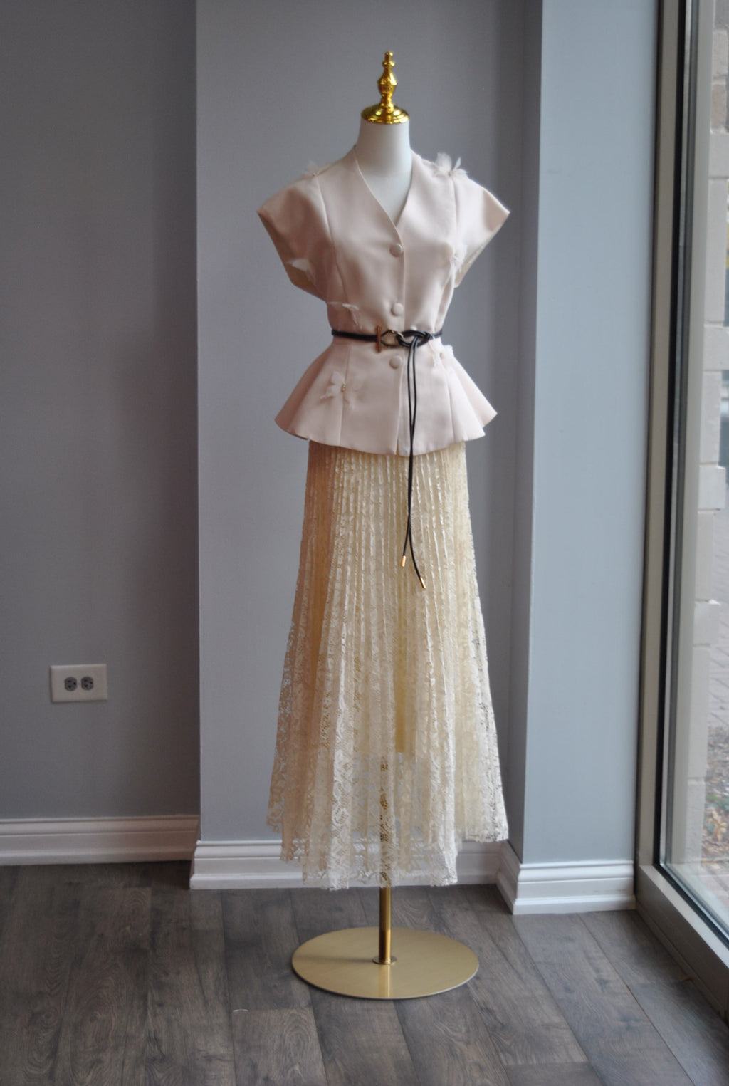 VANILLA SET WITH A LACE MIDI SKIRT