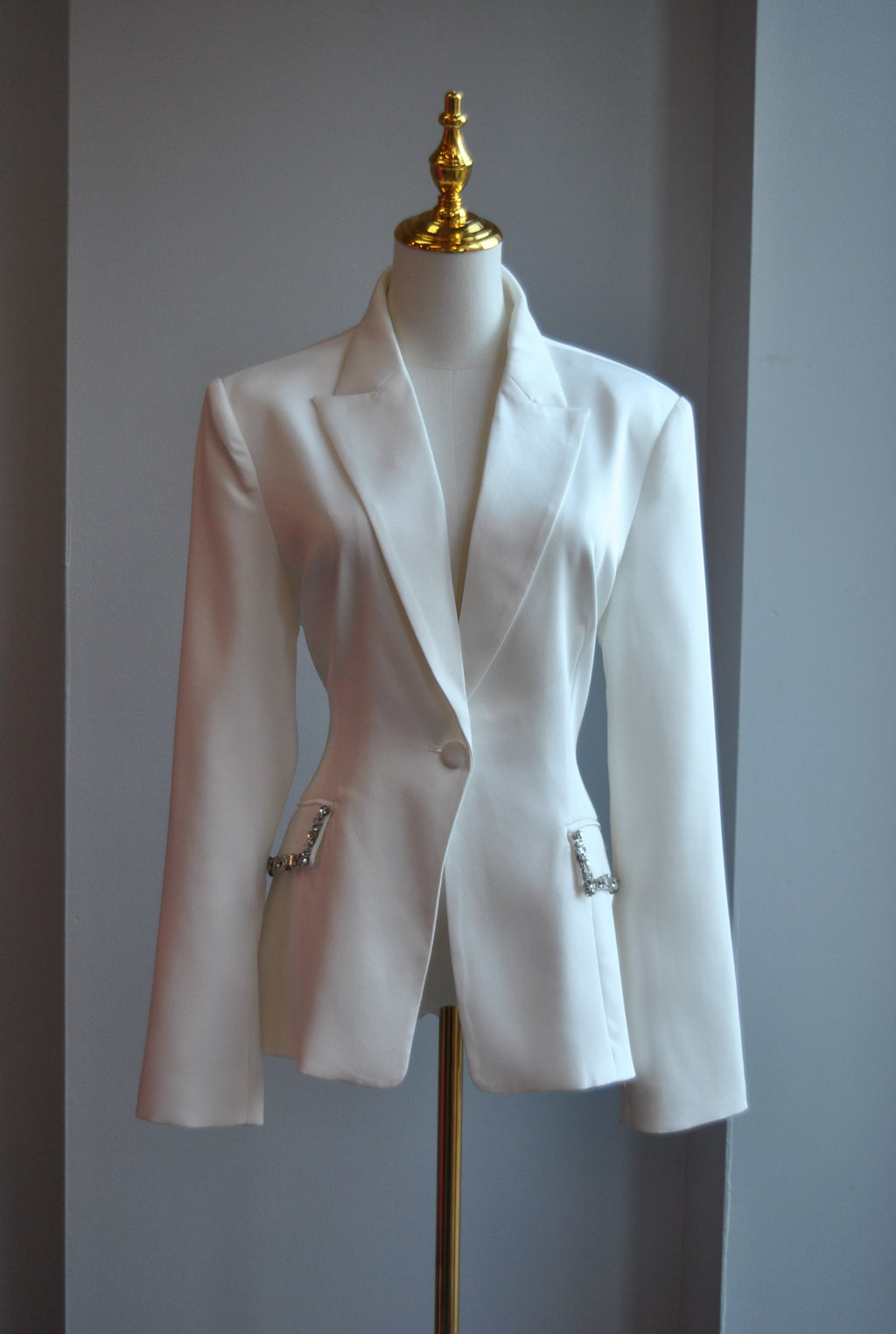 WHITE BLAZER WITH CRYSTALS