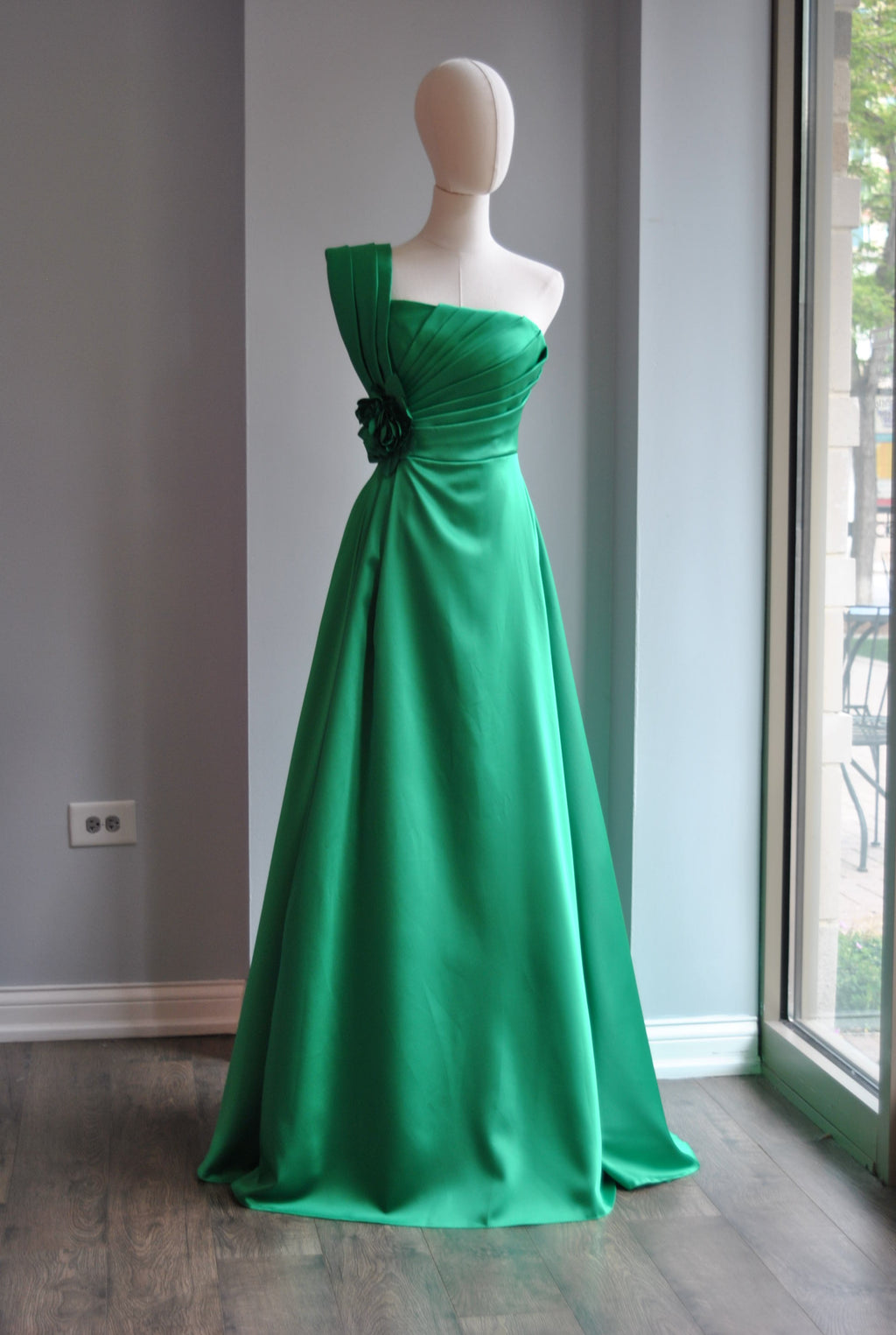 EMERALD GREEN LONG EVENING GOWN