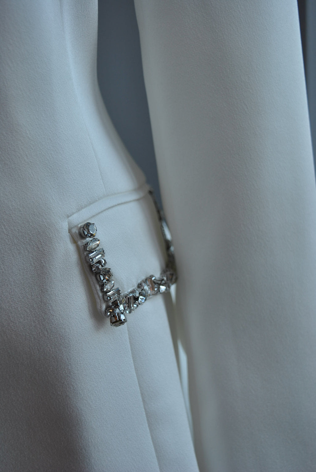 WHITE BLAZER WITH CRYSTALS