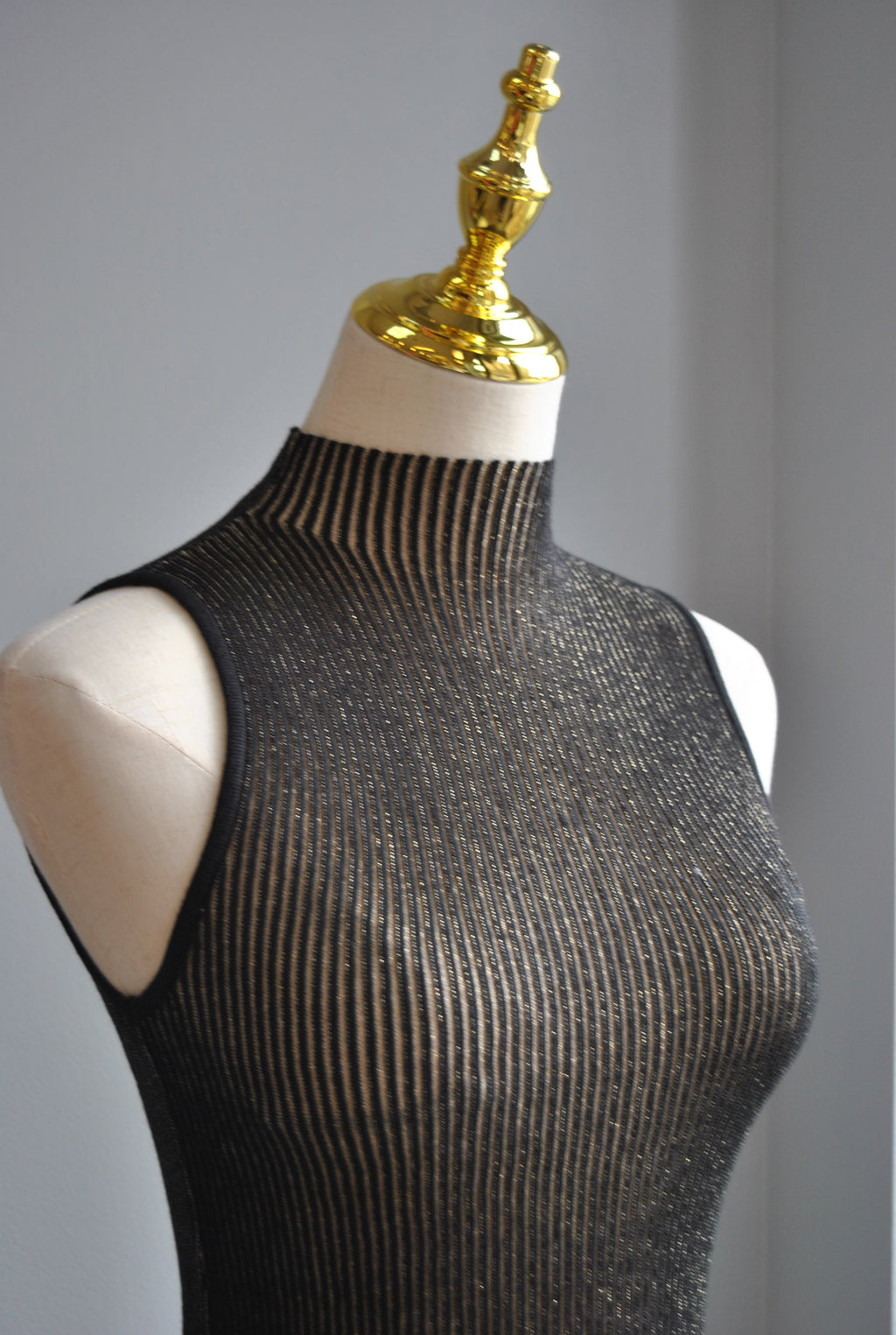 BLACK AND GOLD HIGH NECK BASIC TOP