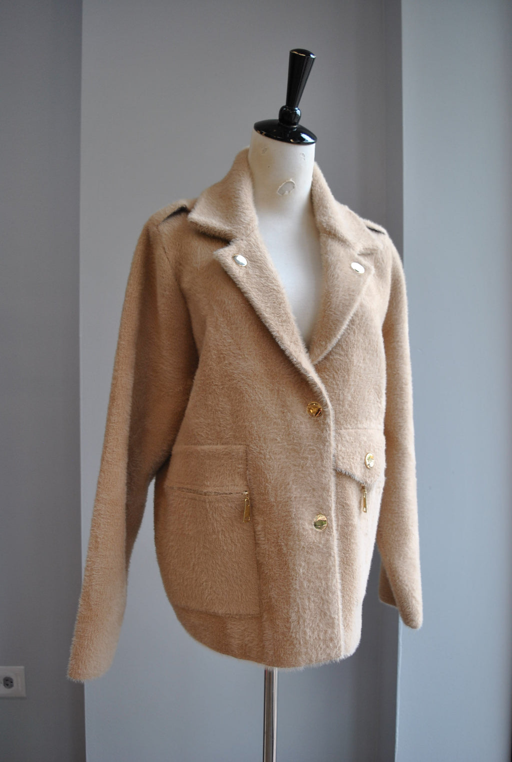 BEIGE SHORT ALPAKA JACKET WITH GOLD STUDS