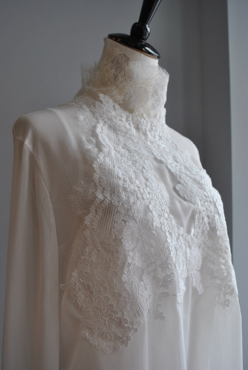 WHITE BLOUSE WITH LACE AND HIGH NECK