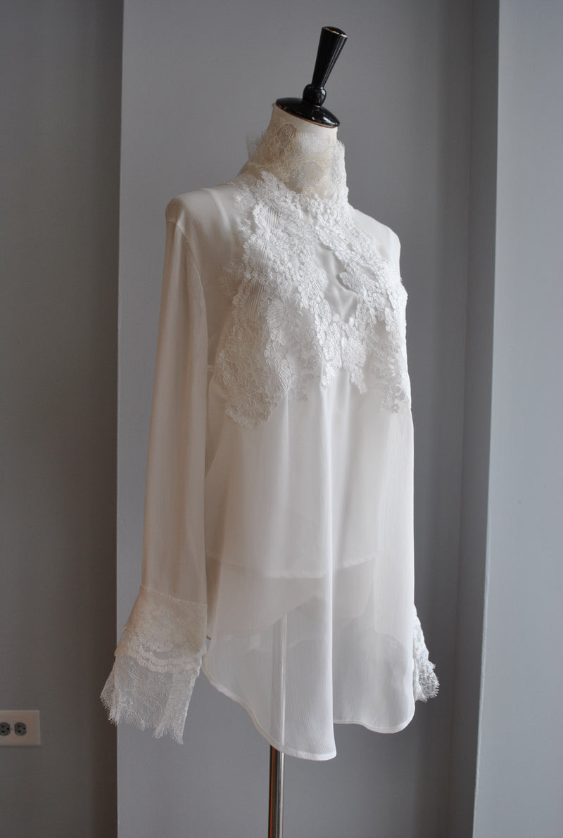 WHITE BLOUSE WITH LACE AND HIGH NECK