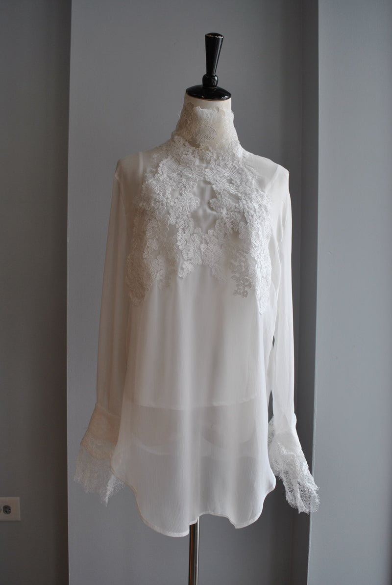 WHITE BLOUSE WITH LACE AND HIGH NECK
