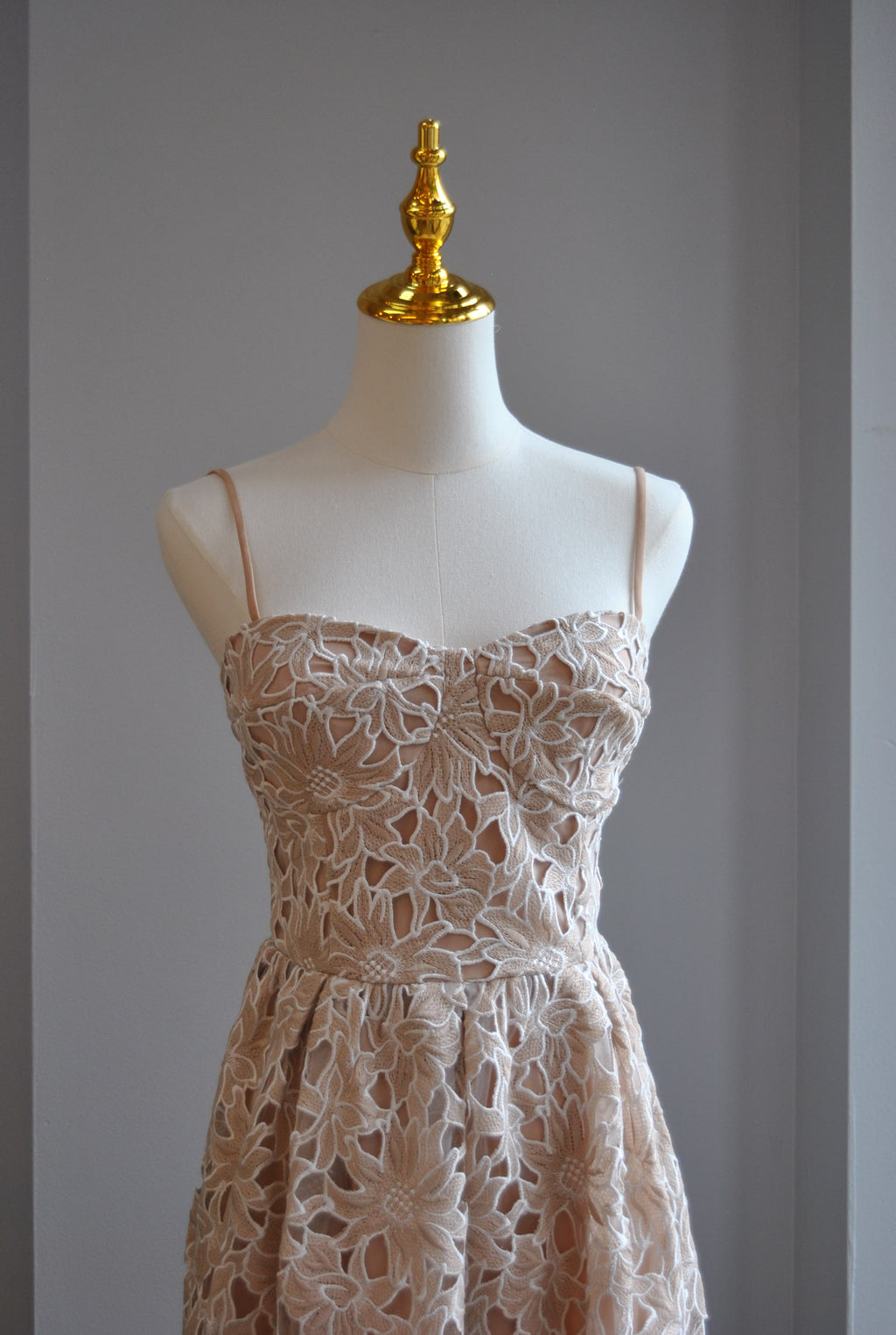 BEIGE AND WHITE LACE MIDI DRESS