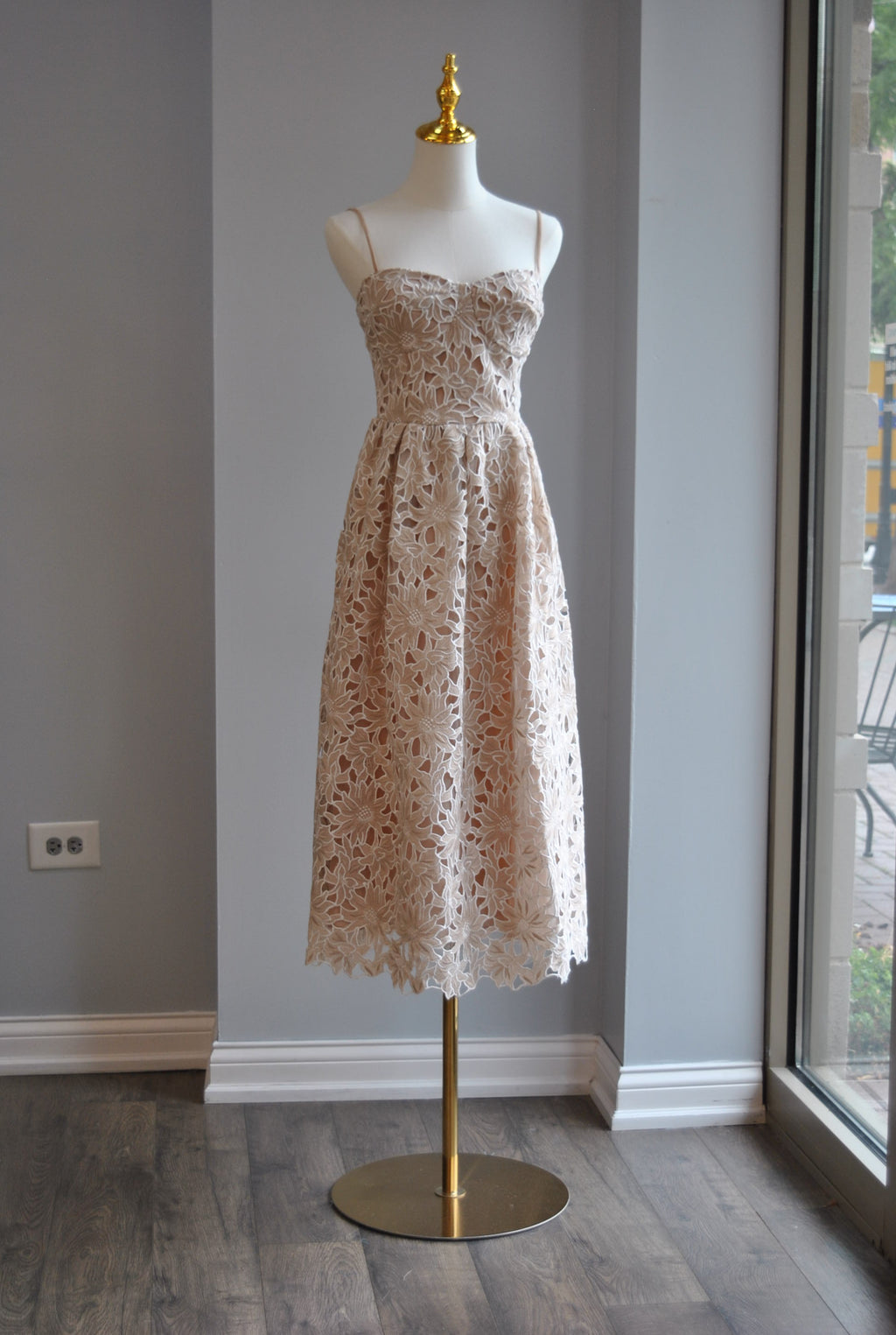 BEIGE AND WHITE LACE MIDI DRESS