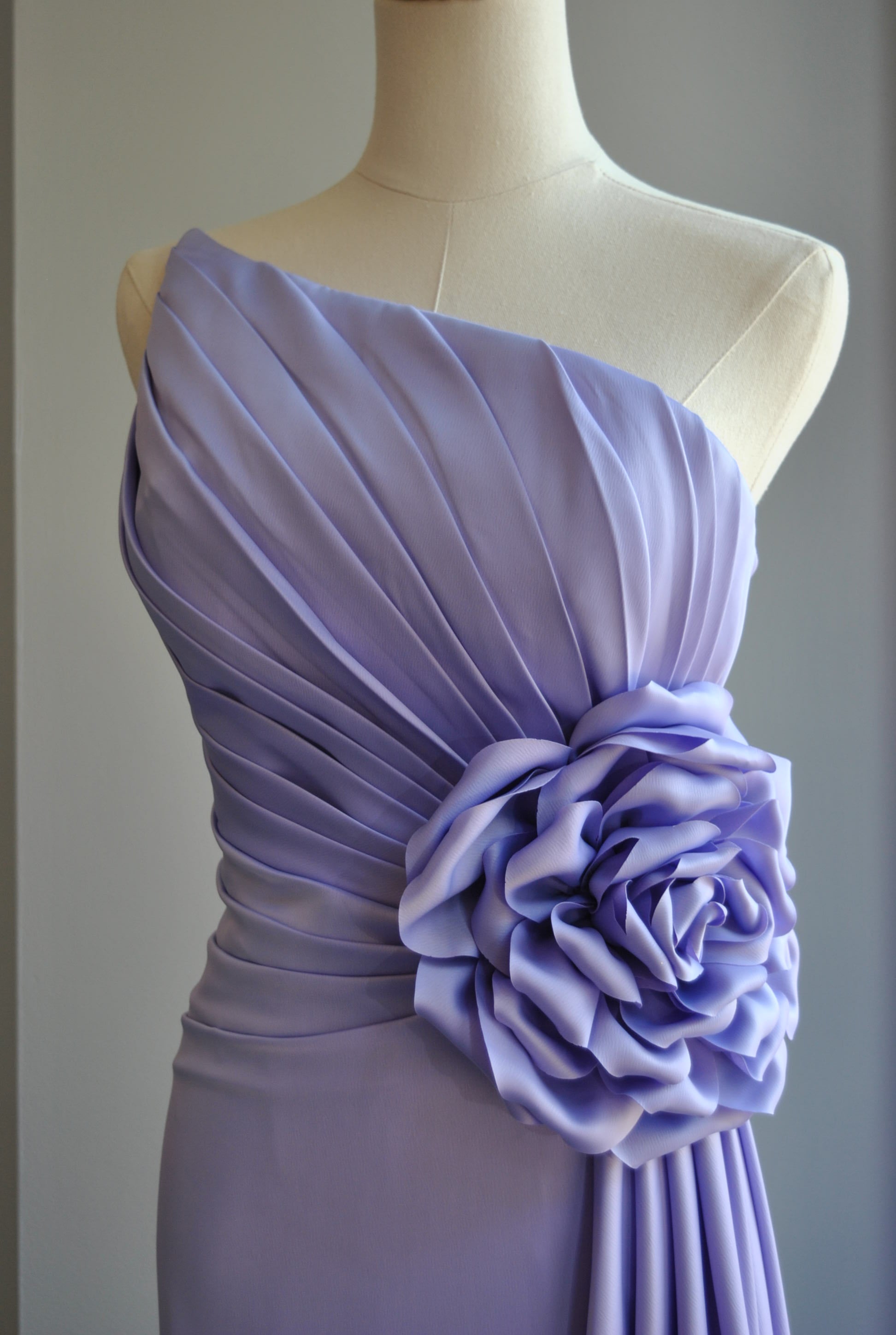 LAVENDER LONG EVENING DRESS WITH SIDE FLOWER – Le Obsession