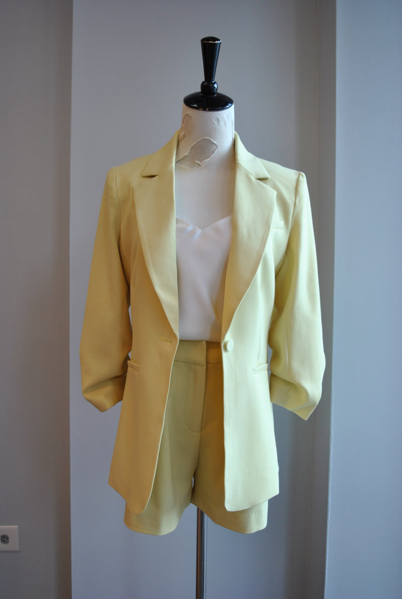YELLOW SUIT OF SHORTS AND FIT BLAZER
