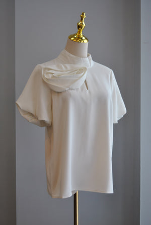WHITE BLOUSE WITH A FLOWER PIN