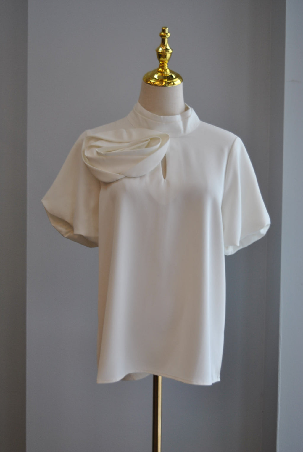 WHITE BLOUSE WITH A FLOWER PIN