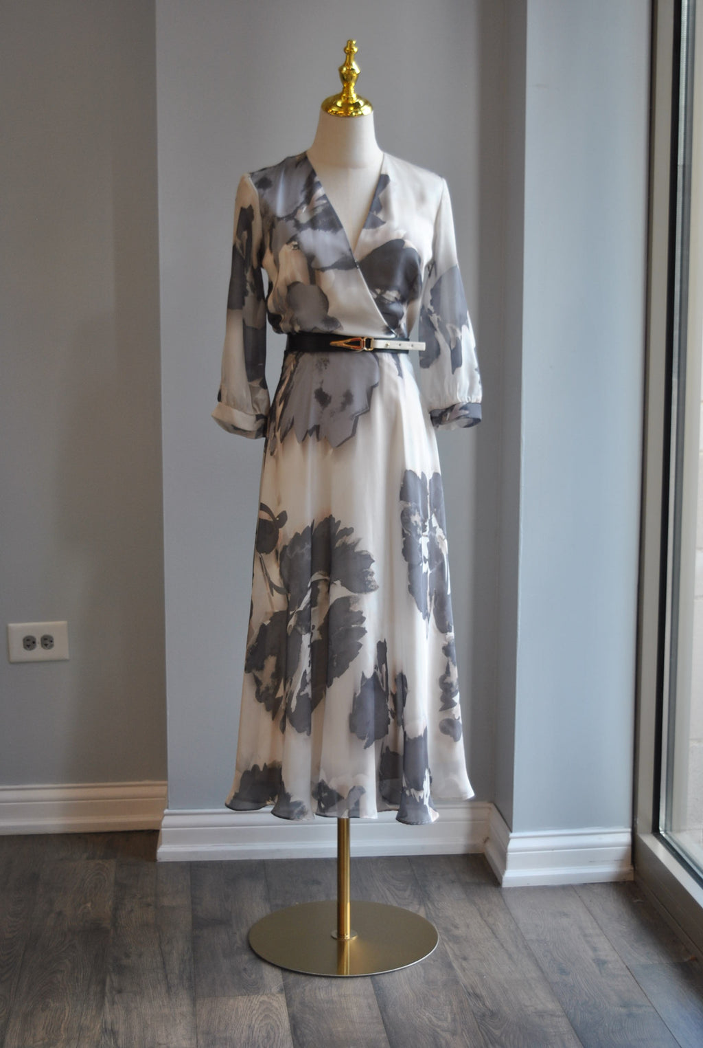 GREY AND VANILLA MIDI DRESS WITH A BELT
