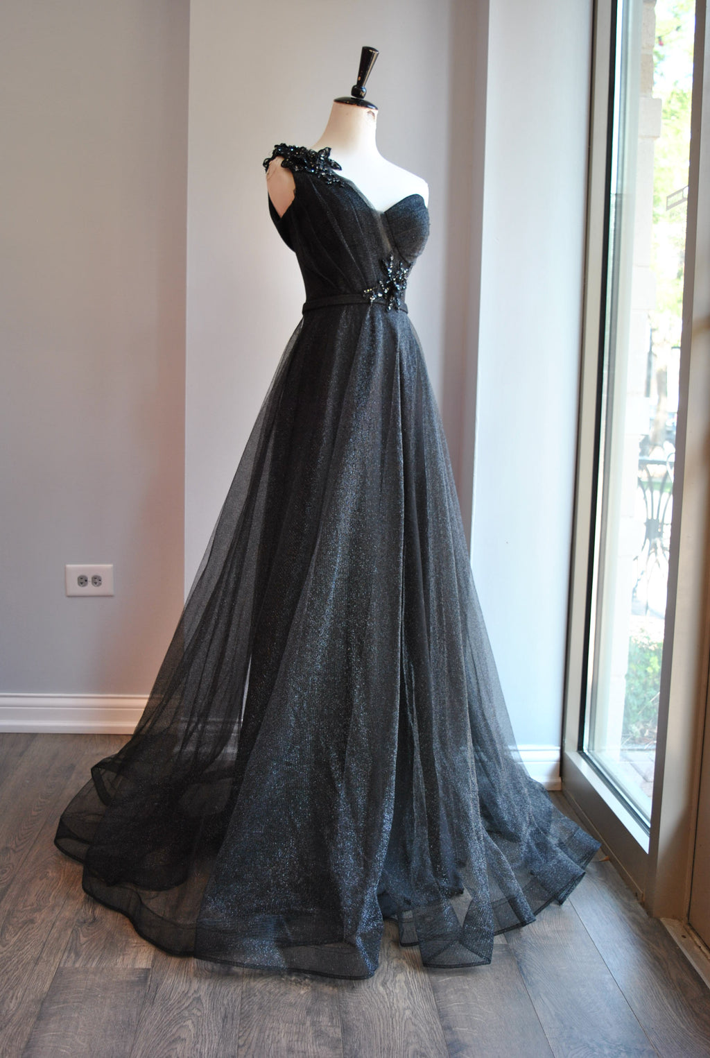 BLACK ASYMMETRIC EVENING GOWN
