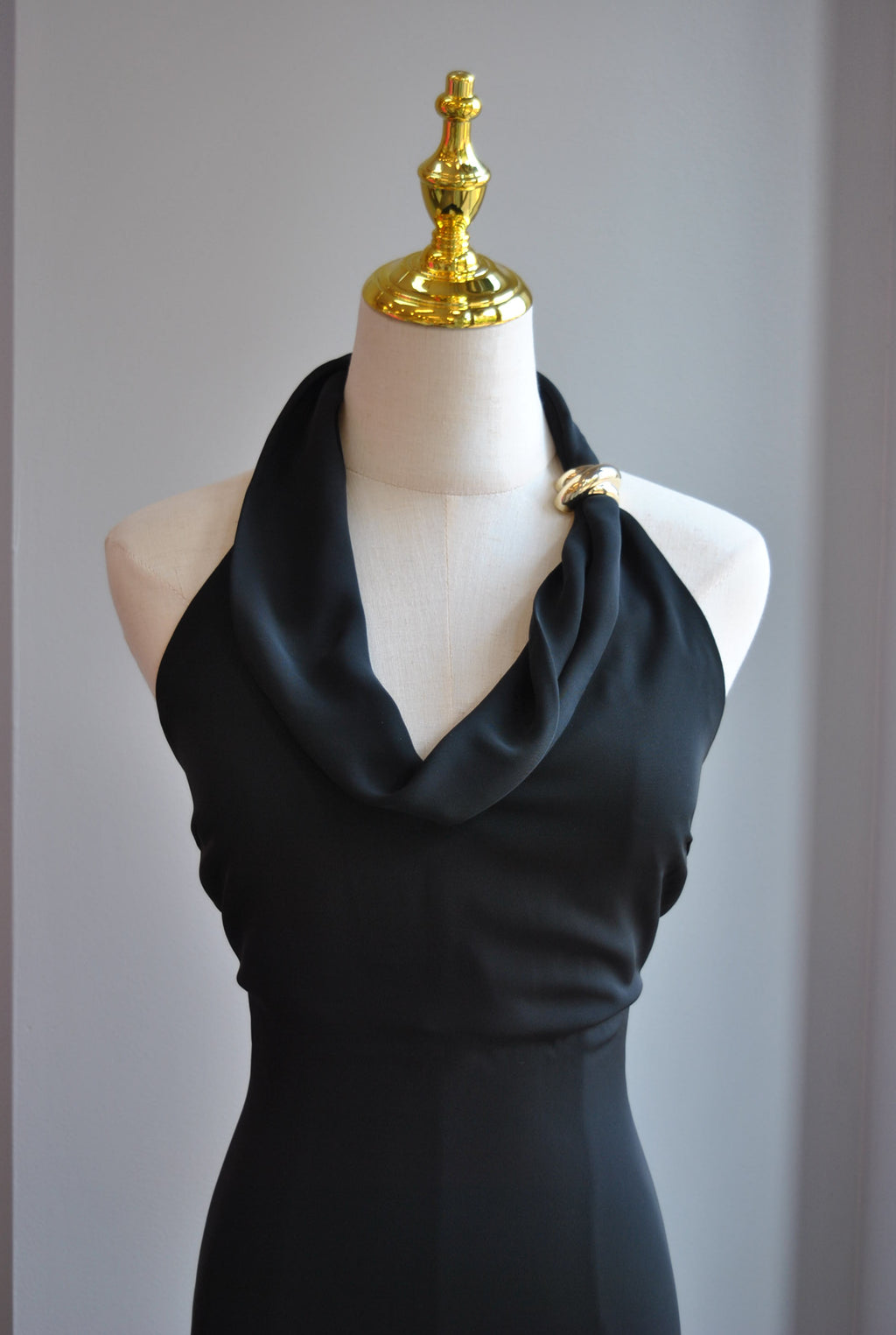 SIMPLE MIDI BLACK DRESS WITH HALTER NECK