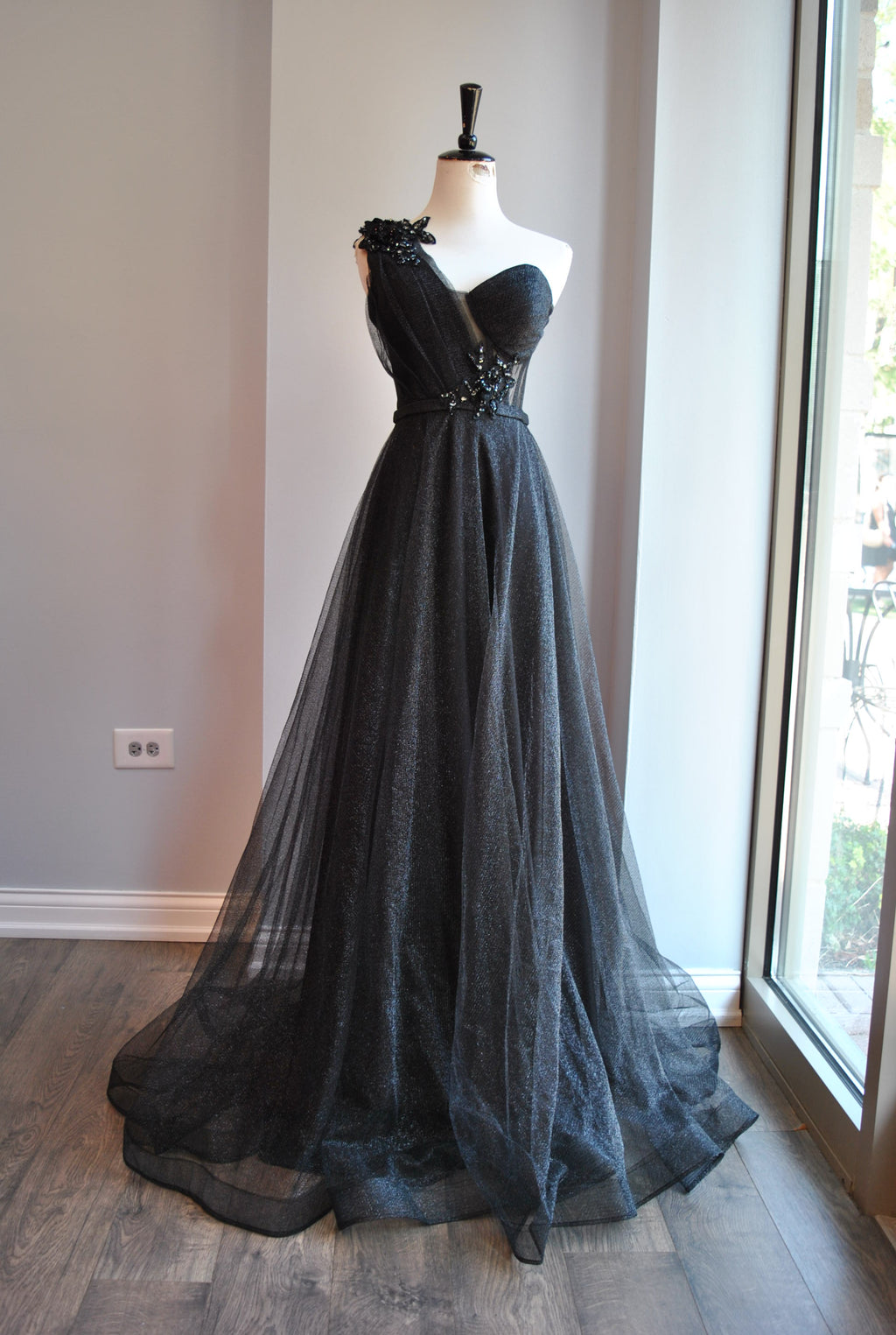 BLACK ASYMMETRIC EVENING GOWN