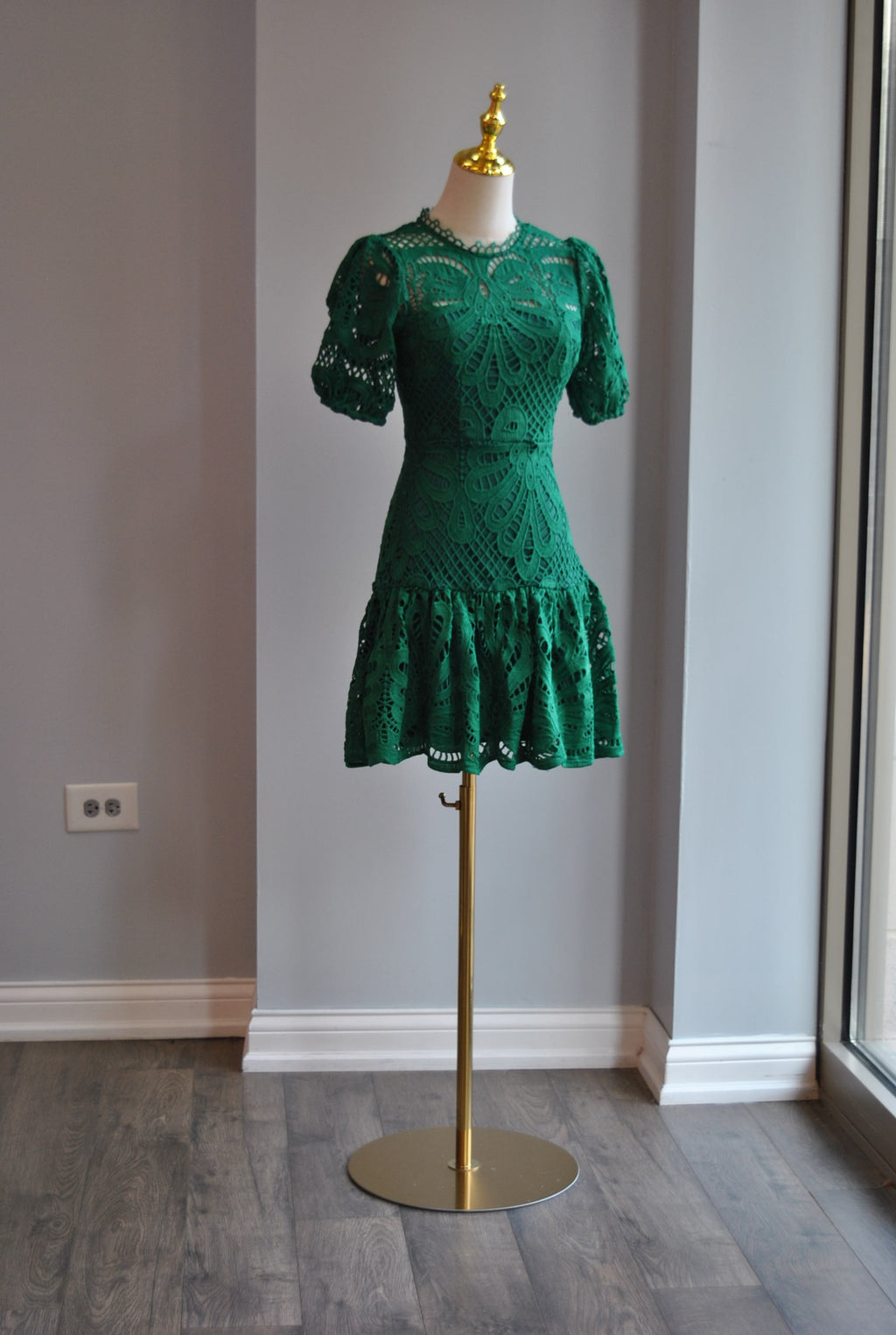 EMERALD GREEN LACE MNI DRESS WITH RUFFLE