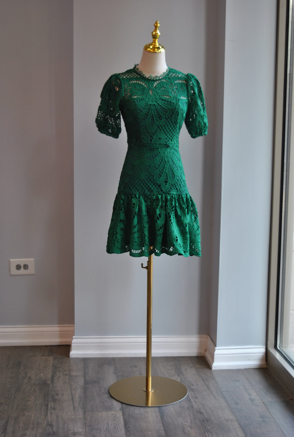 EMERALD GREEN LACE MNI DRESS WITH RUFFLE
