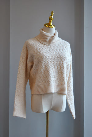VANILLA TURTLENECK SWEATER