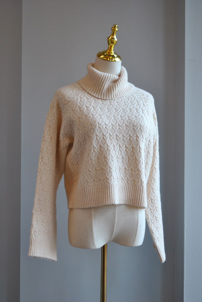 VANILLA TURTLENECK SWEATER
