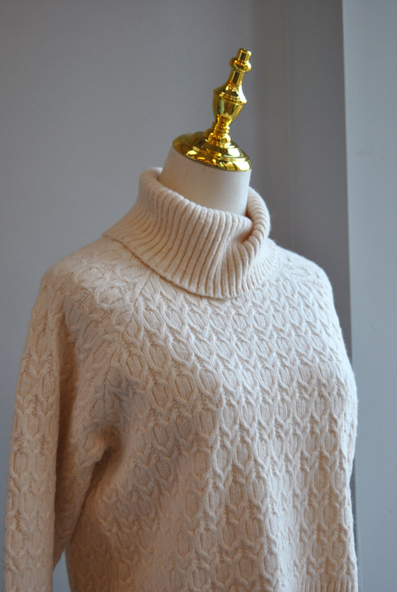 VANILLA TURTLENECK SWEATER