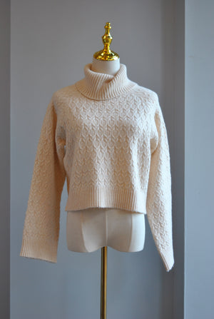 VANILLA TURTLENECK SWEATER