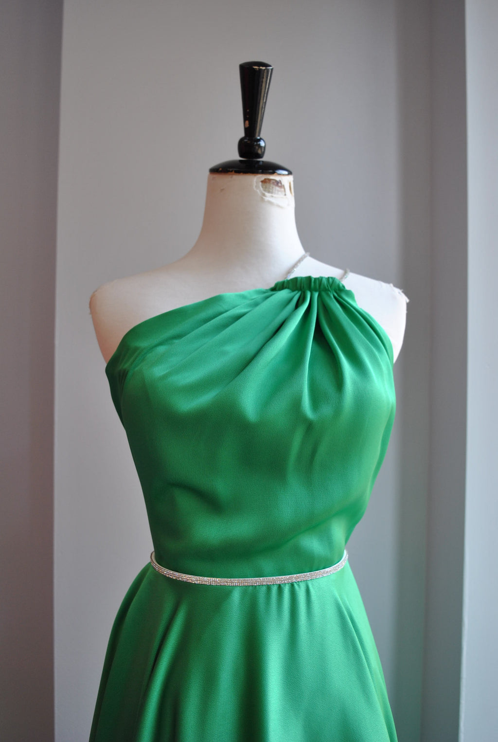 EMERALD GREEN LONG EVENING GOWN WITH CRYSTALS