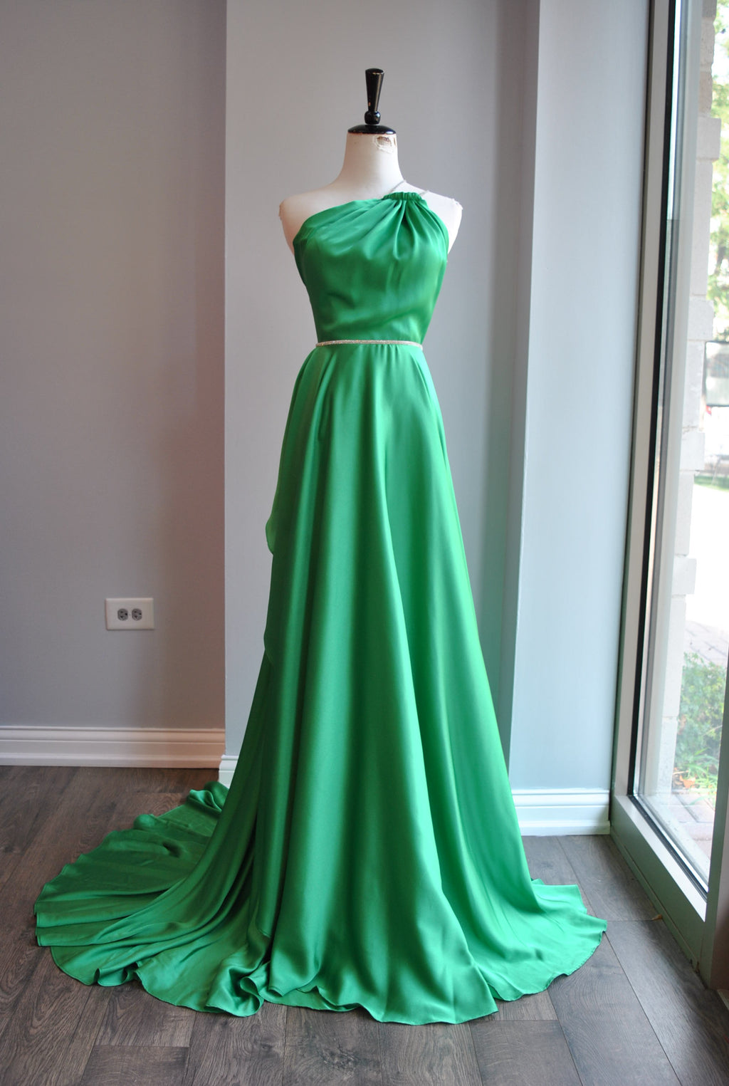 EMERALD GREEN LONG EVENING GOWN WITH CRYSTALS
