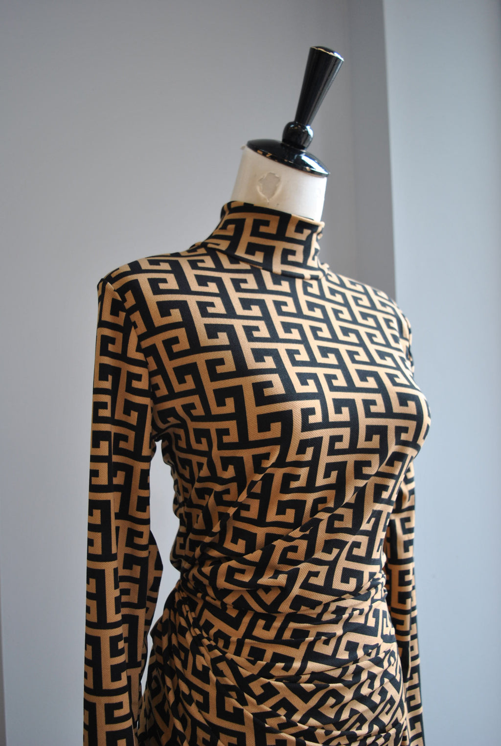 BLACK AND COGNAC PRINT FIT EVERYDAY DRESS WITH HIGH NECK AND SIDE RUSHING