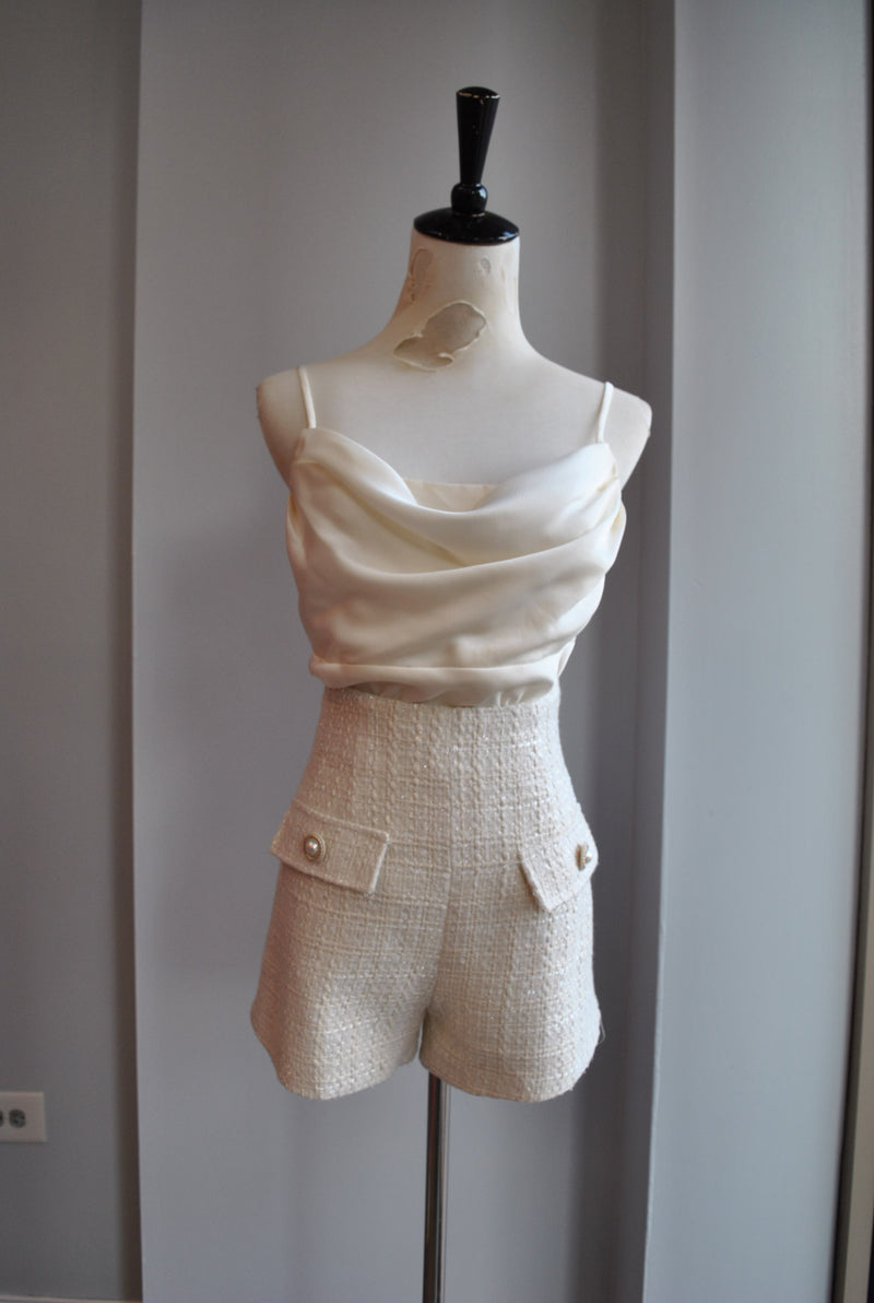 VANILLA TWEED SET OF A BLAZER AND SHORTS WITH PEARLS