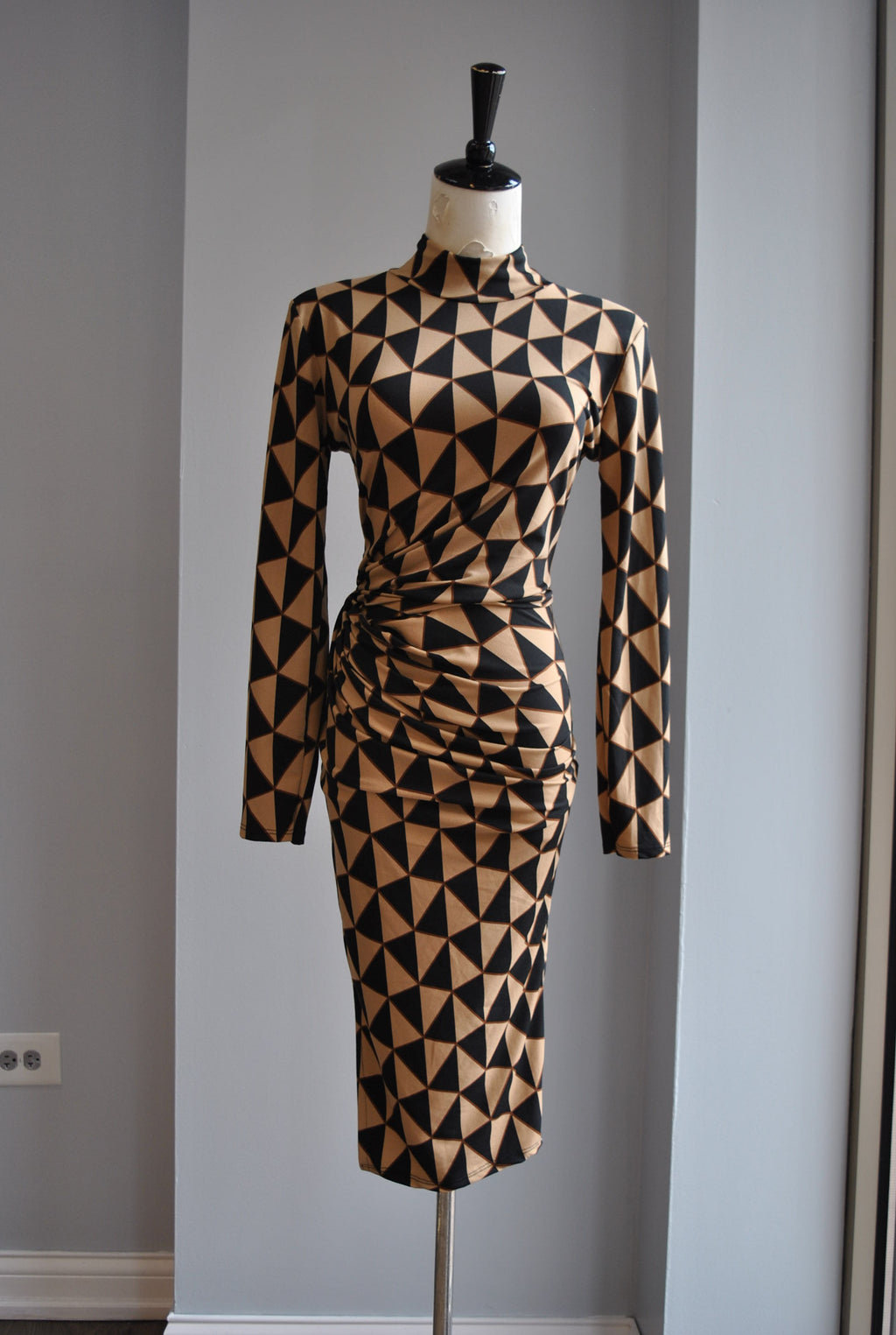 BLACK AND BEIGE PRINT FIT DRESS WITH SIDE RUSHING AND HIGH NECK