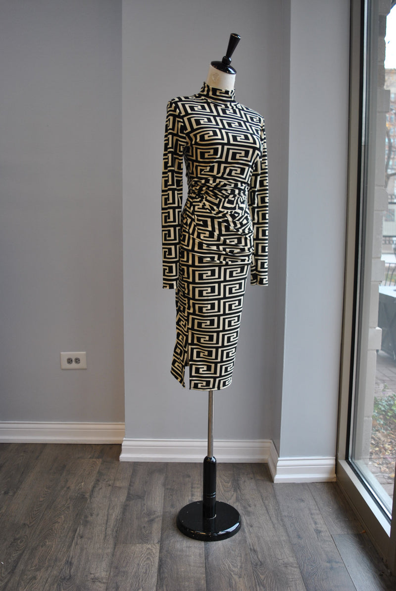 BLACK AND VANILLA PRINT FIT DRESS WITH HIGH NECK AND SIDE RUSHING