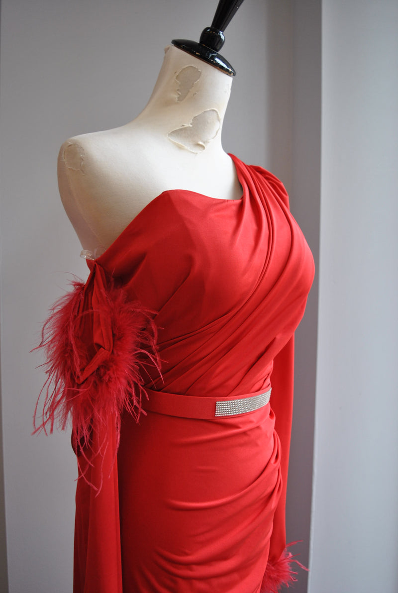 RED SIMPLE ASYMMETRIC DRESS WITH FEATHERS