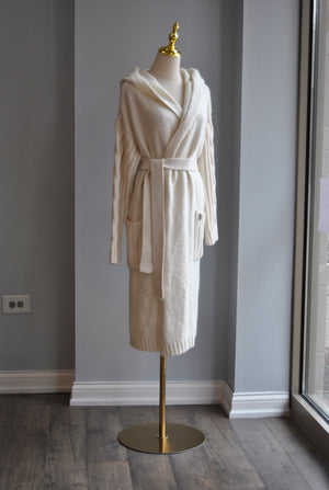 VANILLA LONG SWEATER WITH A BELT