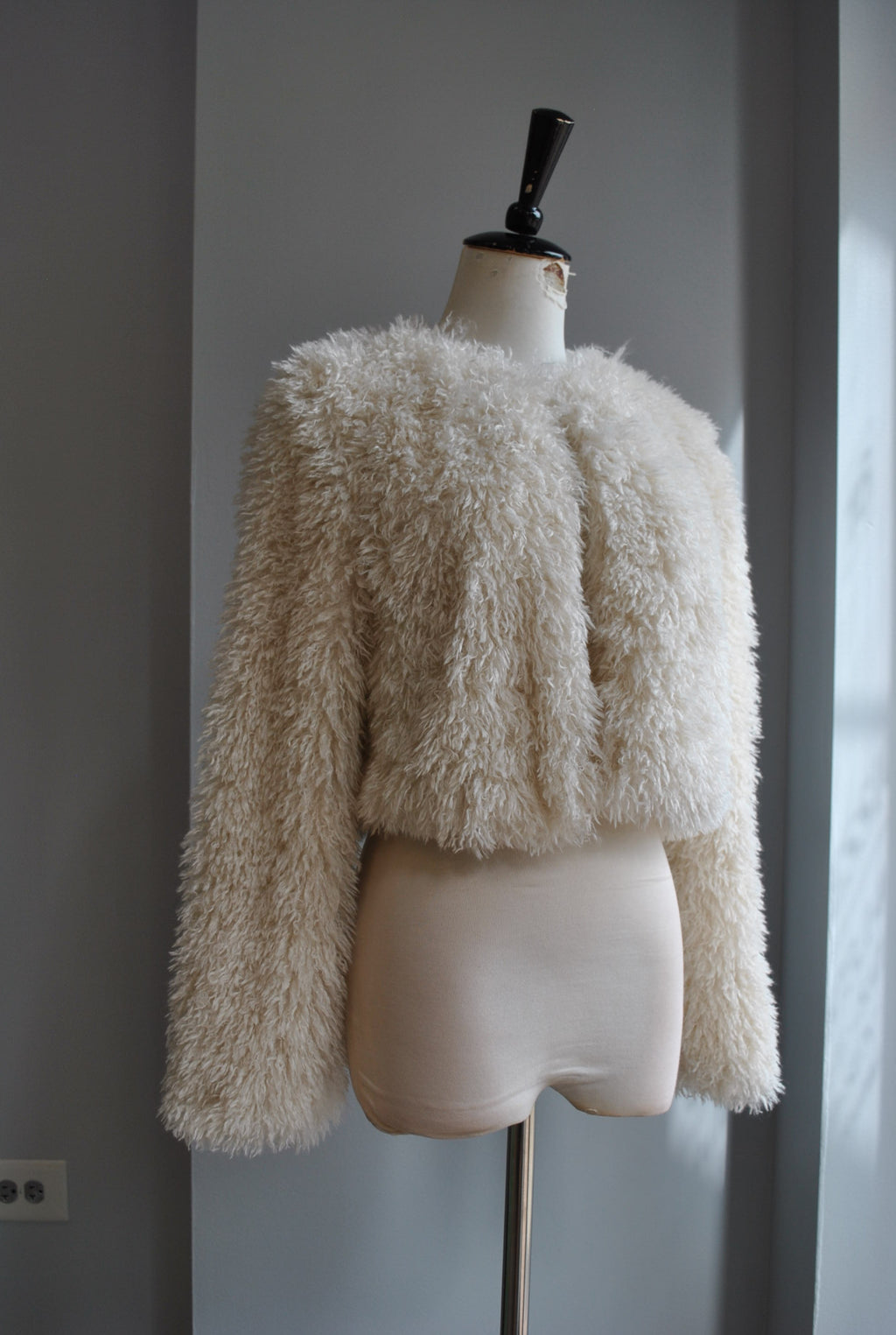 BONE COLOR FAUX FUR CROPPED JACKET