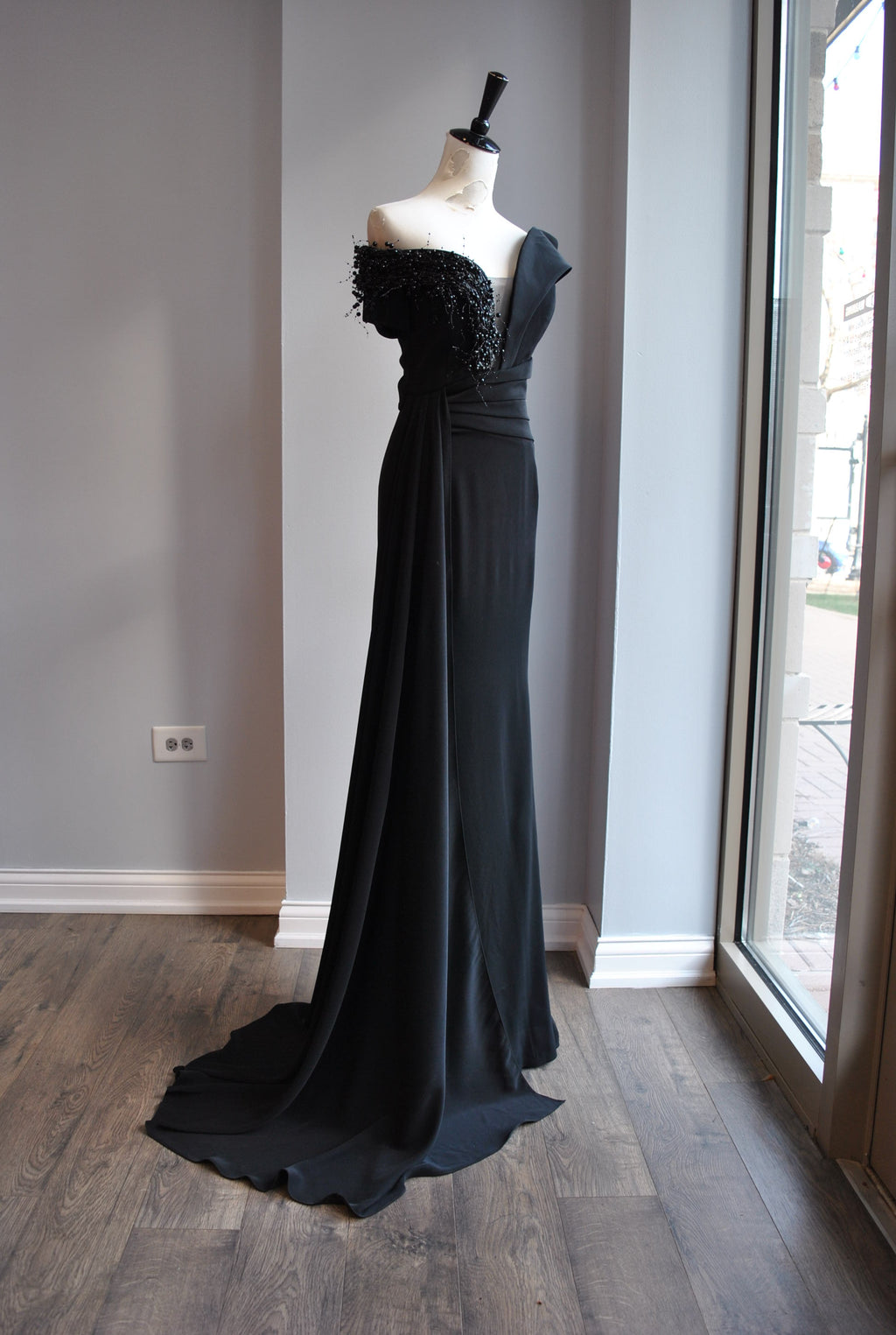 BLACK EVENING GOWN WITH SIDE PEARLS