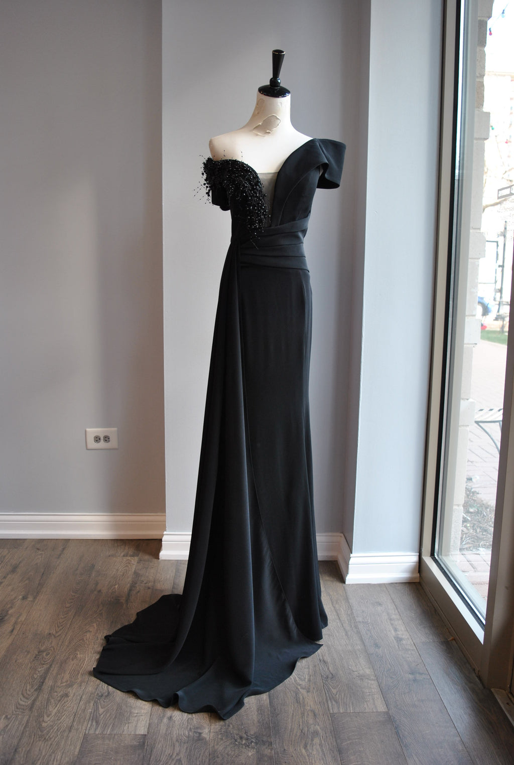 BLACK EVENING GOWN WITH SIDE PEARLS
