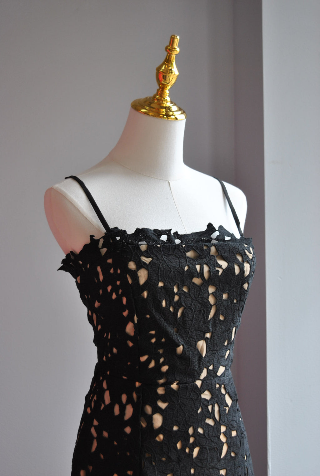 FIT AND FLAIR MIDI BLACK LACE DRESS WITH SIDE POCKETS