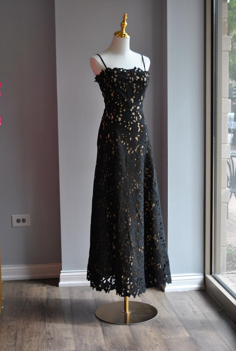 FIT AND FLAIR MIDI BLACK LACE DRESS WITH SIDE POCKETS