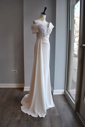 WHITE LONG SYMMETRIC EVENING GOWN WITH PEARLS