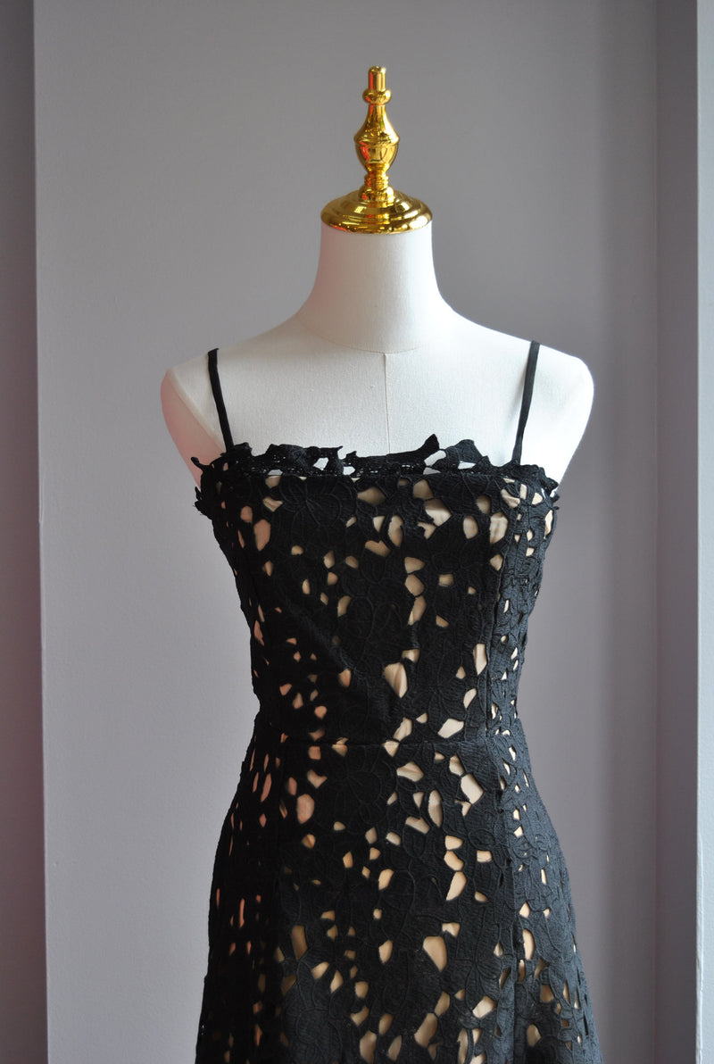 FIT AND FLAIR MIDI BLACK LACE DRESS WITH SIDE POCKETS
