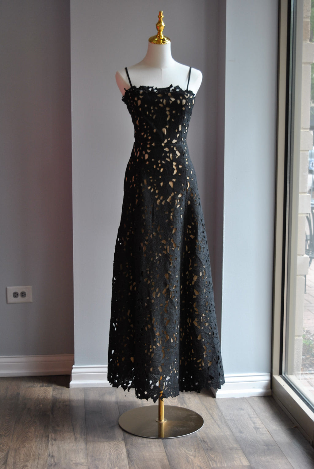 FIT AND FLAIR MIDI BLACK LACE DRESS WITH SIDE POCKETS