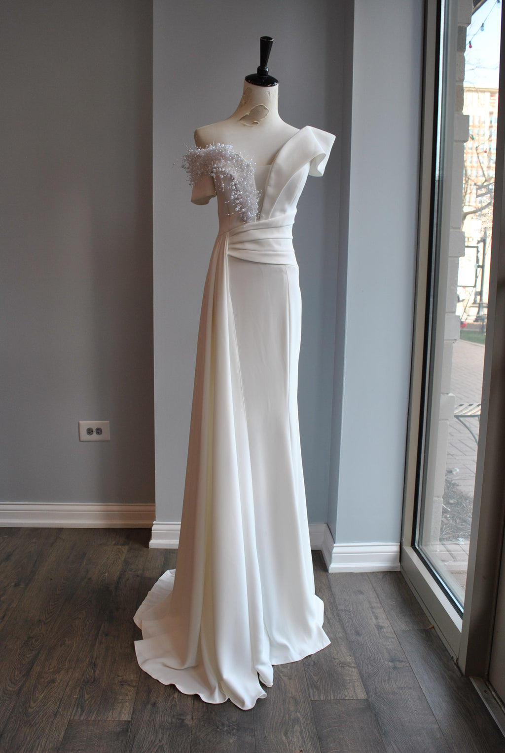 WHITE LONG SYMMETRIC EVENING GOWN WITH PEARLS