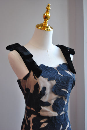 NAVY BLUE AND BEIGE MIDI FIT DRESS WITH VELEVT BOWS