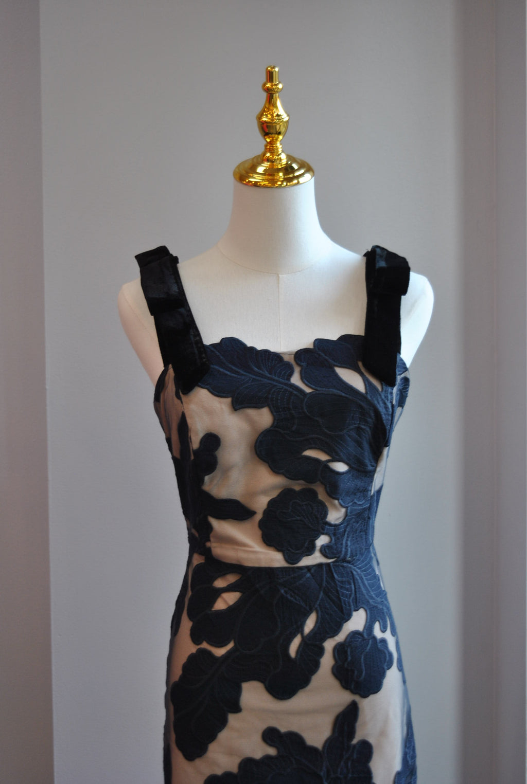 NAVY BLUE AND BEIGE MIDI FIT DRESS WITH VELEVT BOWS