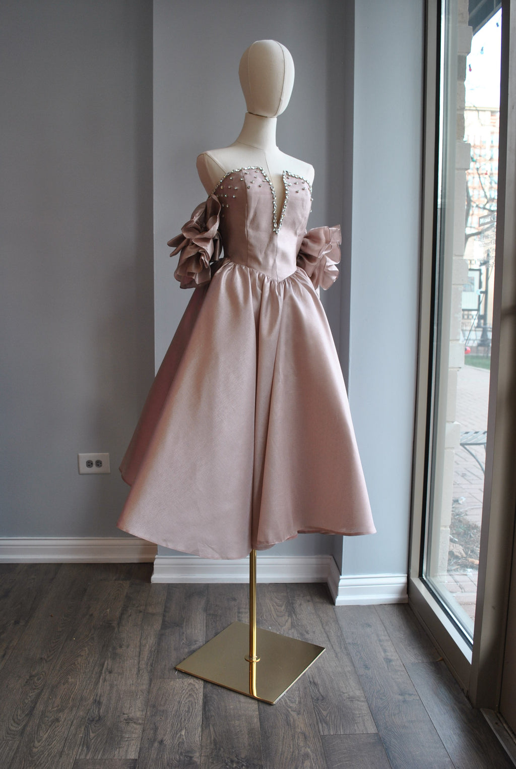 ROSE CHAMPAIN MIDI FIT AND FLAIR DRESS WITH PUFF SLEEVES AND RHINESTONES